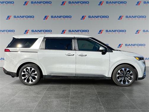 2024 Kia Carnival EX