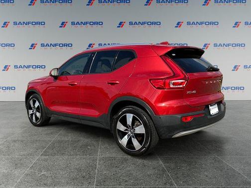 Fusion Red Metallic 2019 Volvo XC40 T4 Momentum