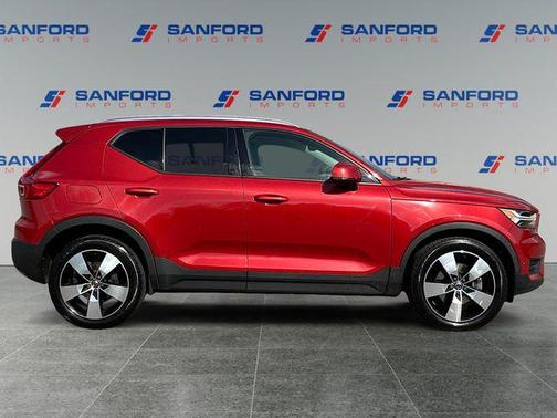 Fusion Red Metallic 2019 Volvo XC40 T4 Momentum