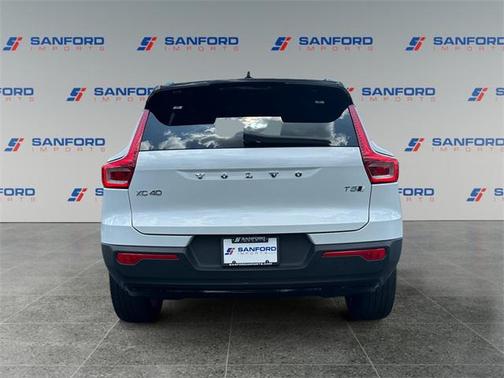 2022 Volvo XC40 T5 R-Design