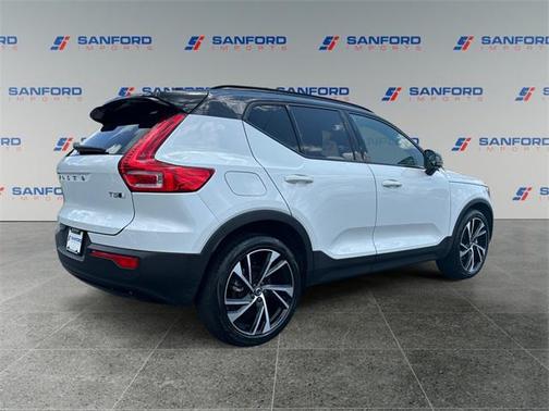 2022 Volvo XC40 T5 R-Design