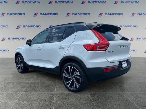 2022 Volvo XC40 T5 R-Design