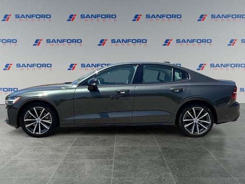Pine Grey Metallic 2022 Volvo S60 T5 Momentum