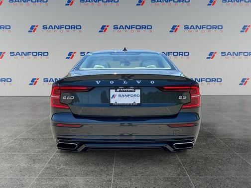 Pine Grey Metallic 2022 Volvo S60 T5 Momentum