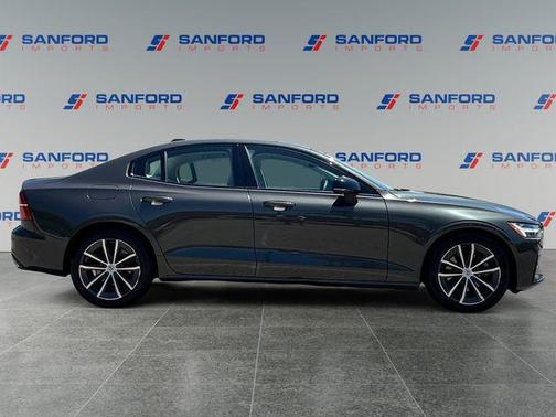 Pine Grey Metallic 2022 Volvo S60 T5 Momentum