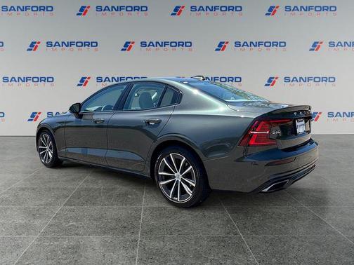 Pine Grey Metallic 2022 Volvo S60 T5 Momentum
