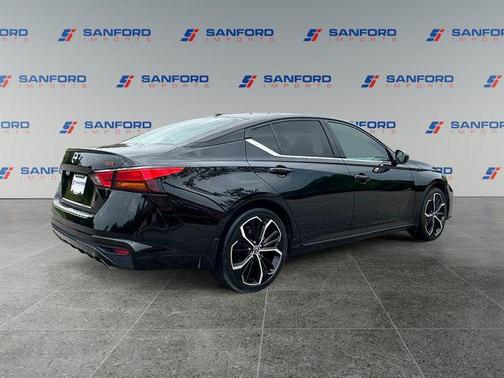 Super Black 2023 Nissan Altima SR FWD