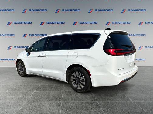 Bright White Clearcoat 2024 Chrysler Pacifica Hybrid Select