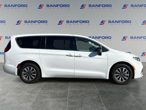 Bright White Clearcoat 2024 Chrysler Pacifica Hybrid Select
