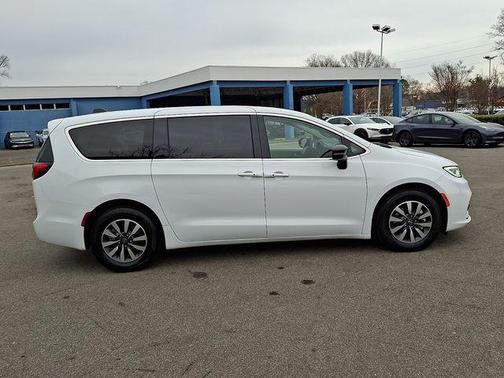 Bright White Clearcoat 2024 Chrysler Pacifica Hybrid Select