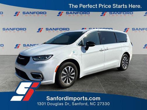 Bright White Clearcoat 2024 Chrysler Pacifica Hybrid Select