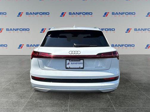 Glacier White Metallic 2023 Audi e-tron Premium Plus quattro