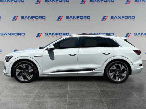Glacier White Metallic 2023 Audi e-tron Premium Plus quattro
