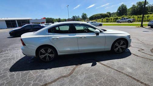 Crystal White Metallic 2022 Volvo S60 T5
