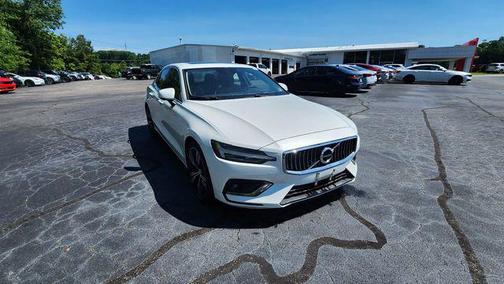 Crystal White Metallic 2022 Volvo S60 T5