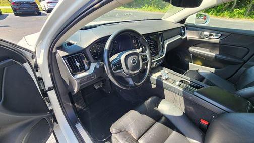 Crystal White Metallic 2022 Volvo S60 T5