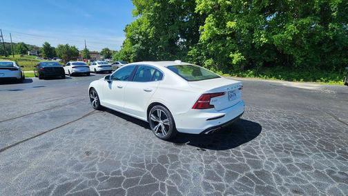 Crystal White Metallic 2022 Volvo S60 T5