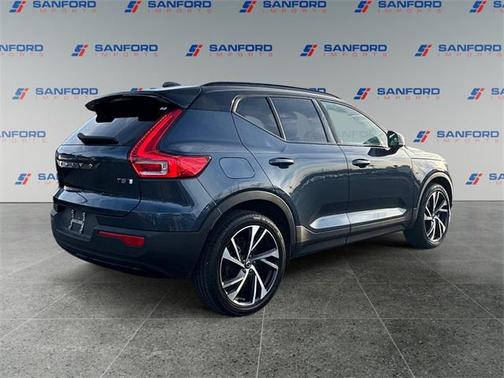 2022 Volvo XC40 T5 R-Design