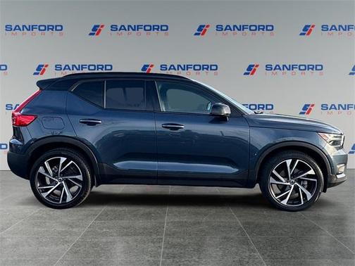 2022 Volvo XC40 T5 R-Design