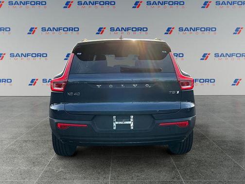 2022 Volvo XC40 T5 R-Design