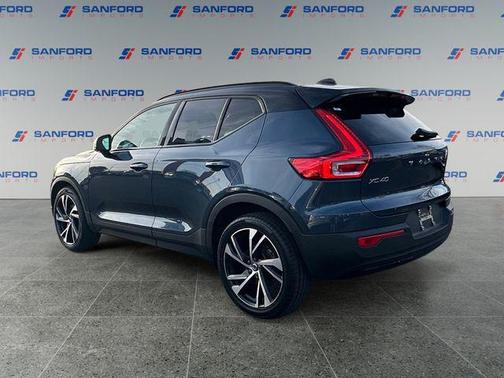 2022 Volvo XC40 T5 R-Design