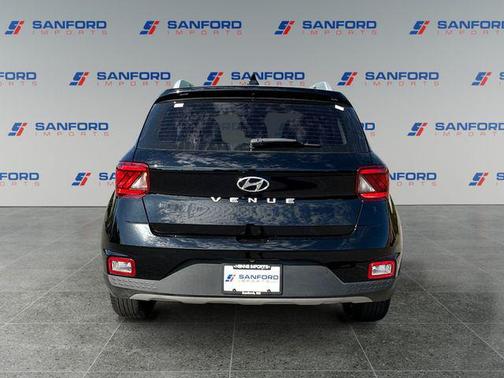 Black Noir Pearl 2022 Hyundai VENUE SEL
