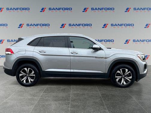 Silver Mist Metallic 2024 Volkswagen Atlas Cross Sport 2.0T SE