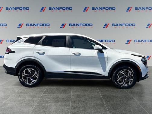 Snow White Pearl 2023 Kia Sportage LX