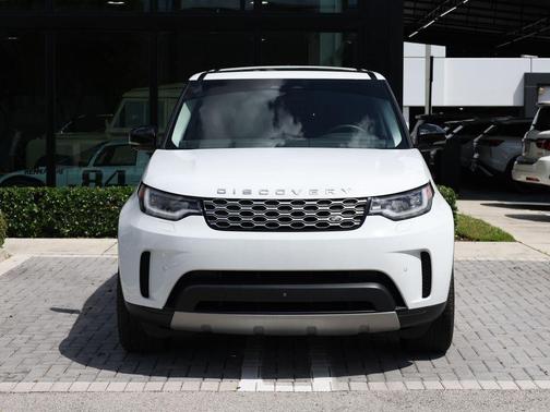 Fuji White 2024 Land Rover Discovery P300 S
