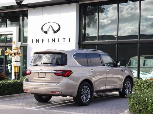 2023 INFINITI QX80 Luxe