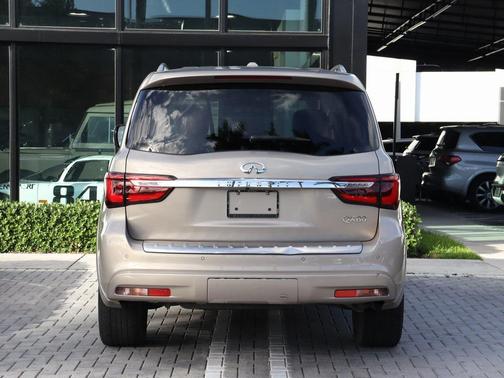 2023 INFINITI QX80 Luxe