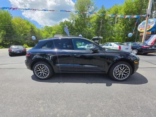 Jet Black Metallic 2018 Porsche Macan Macan