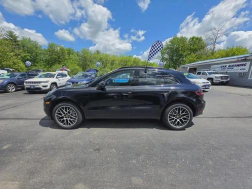 Jet Black Metallic 2018 Porsche Macan Macan