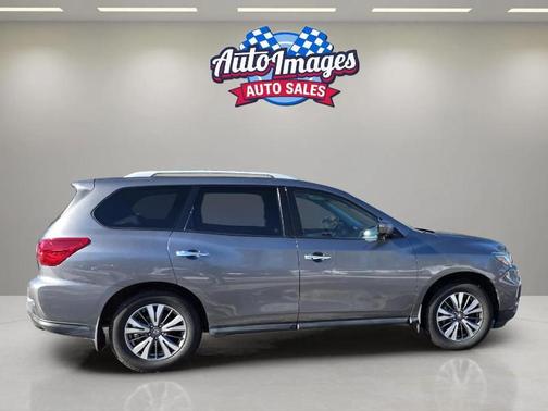 2017 Nissan Pathfinder SL