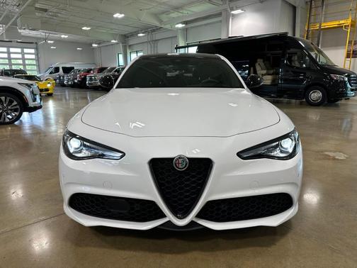 Alfa White 2023 Alfa Romeo Giulia Veloce
