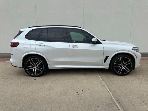 Mineral White Metallic 2022 BMW X5 sDrive40i