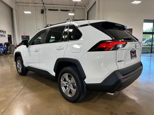 Ice 2023 Toyota RAV4 XLE