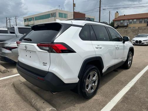 Ice 2023 Toyota RAV4 XLE