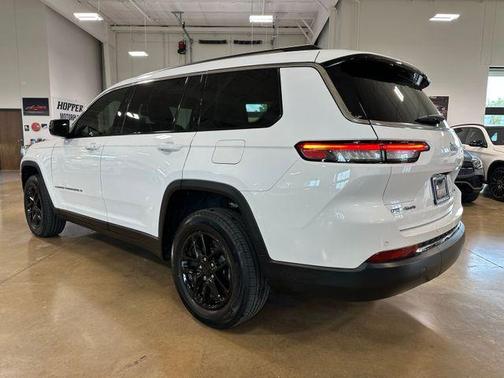 Bright White Clearcoat 2023 Jeep Grand Cherokee L Laredo