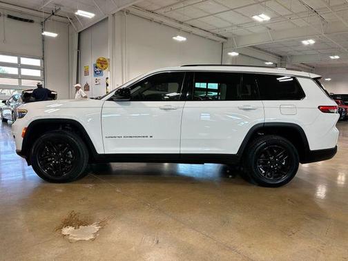 Bright White Clearcoat 2023 Jeep Grand Cherokee L Laredo