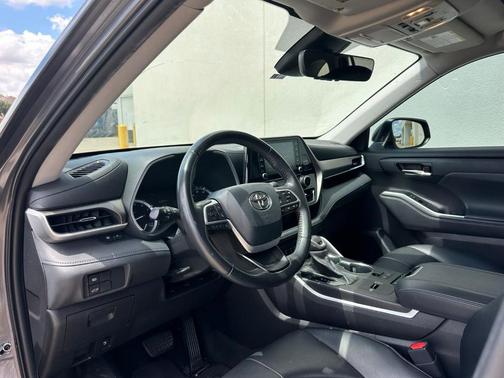 Magnetic Gray Metallic 2022 Toyota Highlander XLE