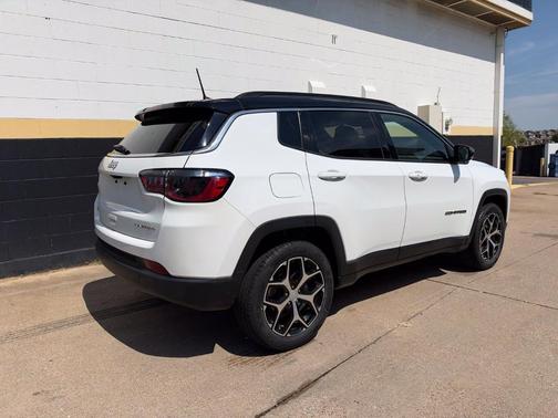 Bright White Clearcoat 2024 Jeep Compass Limited