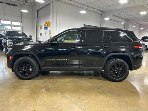 Diamond Black 2023 Jeep Grand Cherokee Limited