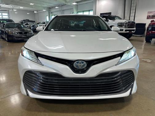 Pearl 2018 Toyota Camry Hybrid XLE