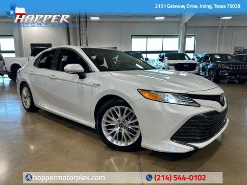 Pearl 2018 Toyota Camry Hybrid XLE Sedan