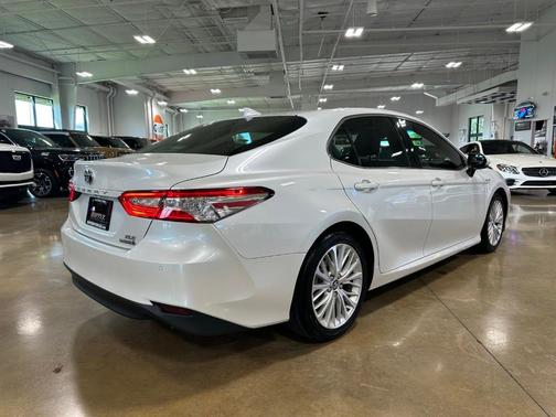 Pearl 2018 Toyota Camry Hybrid XLE