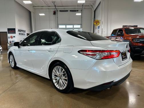 Pearl 2018 Toyota Camry Hybrid XLE