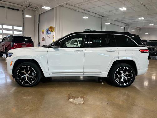 Bright White Clearcoat 2024 Jeep Grand Cherokee Summit