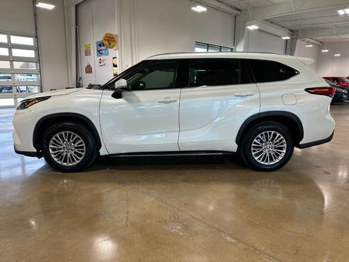 White 2021 Toyota Highlander XLE