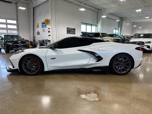 White Pearl Metallic 2023 Chevrolet Corvette Stingray w/3LT